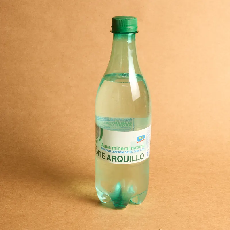 Agua con gas en vaso con hielo, Tronco Grill