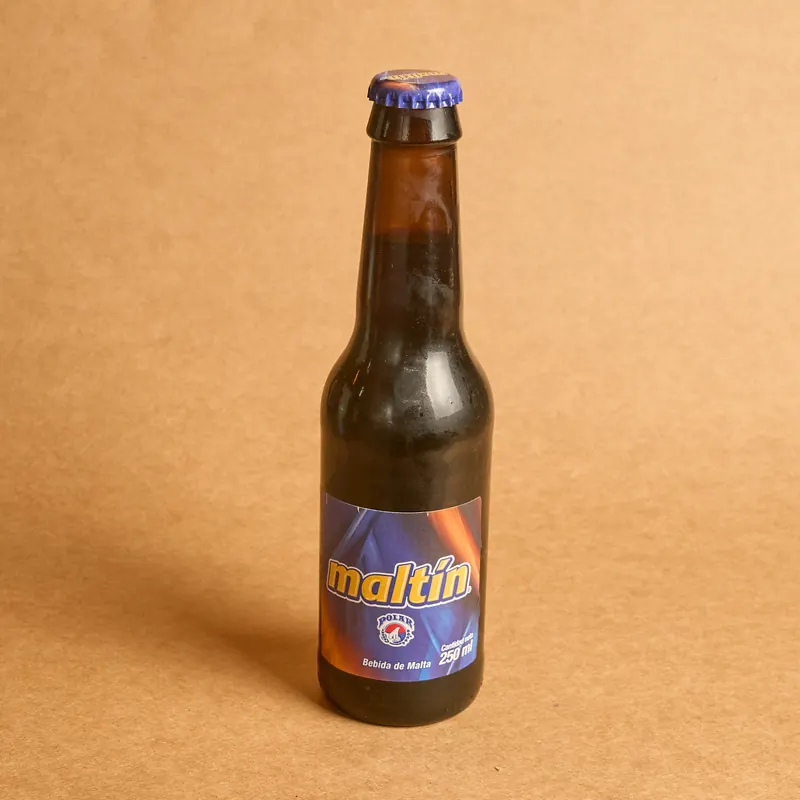 Malta Maltin Polar bien fría, Tronco Grill