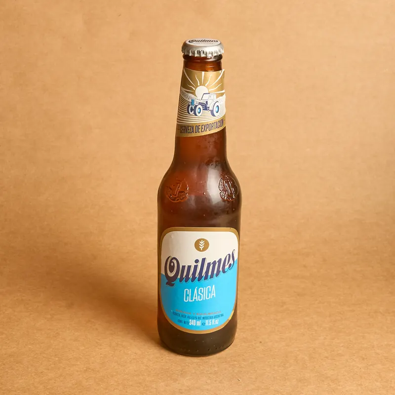 Cerveza Quilmes bien fría en vaso, Tronco Grill