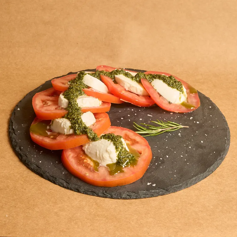 Ensalada caprese con mozzarella, tomate y albahaca Tronco Grill