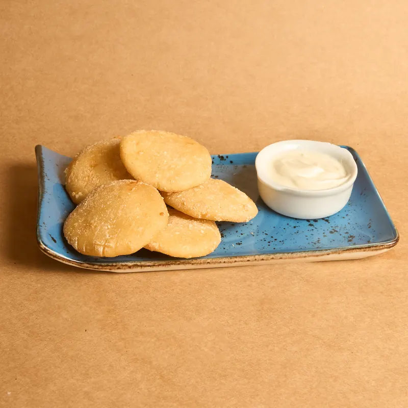 Arepitas de maíz rellenas de carne, crujientes y doradas Tronco Grill