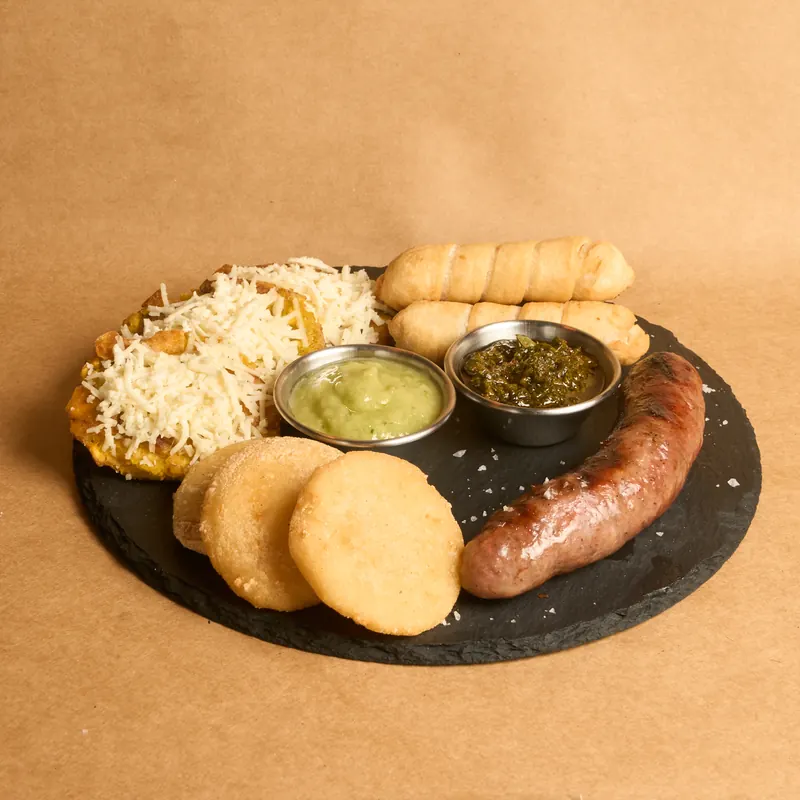 Bandeja de degustación de embutidos y quesos Tronco Grill