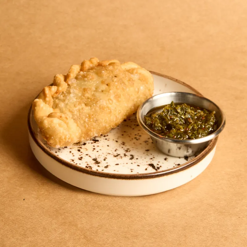 Empanada criolla argentina con carne y huevo Tronco Grill