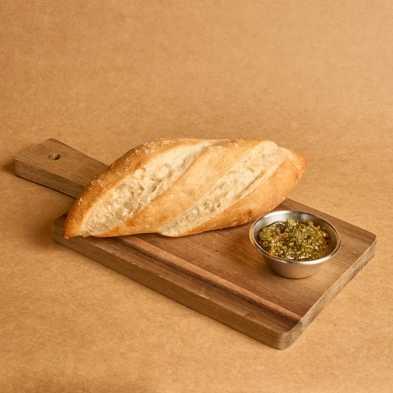 Pan con ajo y perejil recién hecho Tronco Grill